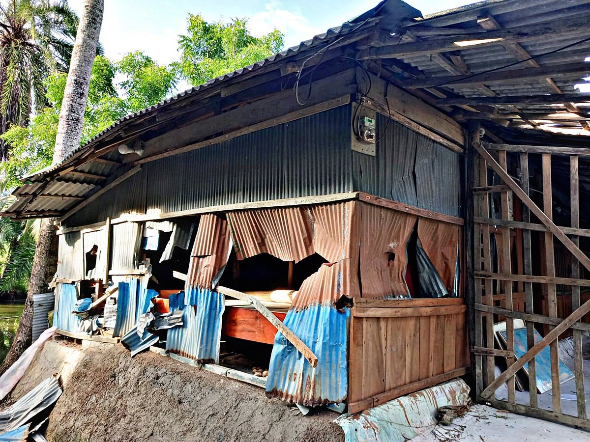 কয়রা উপজেলা যুব ঐক্য পরিষদের সভাপতি অরবিন্দ মন্ডলের বাড়িতে হামলা, ভাঙচুর ও লুটপাট করা হয়। সম্প্রতি উপজেলার গড়িয়াবাড়ি গ্রামে
